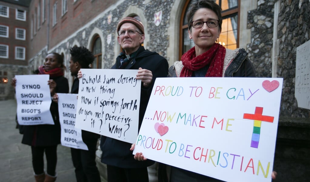 Actievoerders voor acceptatie van homorelaties in de kerk, bij de anglicaanse synode in Engeland in 2017. (beeld afp / Daniel Leal-Olivas)