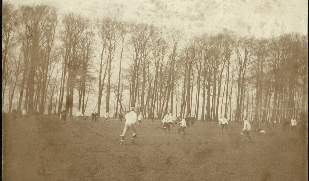 Een partijtje voetbal op kostschool Noorthey eind 19e eeuw. In het begin gold de kruin van de keeper als lat. (beeld nationaal archief)