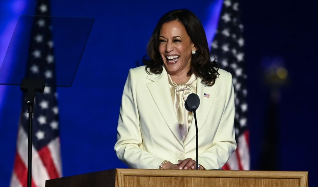 Ik weet waar ik vandaan kom, liet Kamala Harris weten door een wit pak te dragen. (beeld afp / Jim Watson)