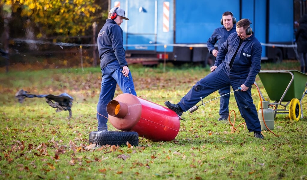 517750 LEMELE - De tweelingbroers Marc en Rowan Voortman zijn fervente carbidschieters. Zij noemen zichzelf Carbidmeister en hebben een installatie gebouwd waarmee ze melkbussen met carbid kunnen laten ronddraaien en een voor een laten knallen. In afwachting van wat dit jaar wordt toegestaan, zijn de broers klaar voor om rond de jaarwisseling weer lekker te knallen. Tussen het in elkaar zetten van de carrousel ontspannen ze even door met losse melkbussen te oefenen.
©ANP/HH/Wilbert Bijzitter (beeld anp )