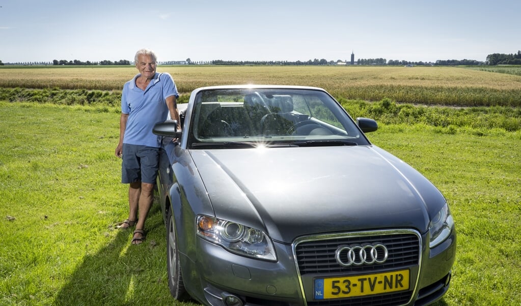 Jan de Bruijne bij zijn 13 jaar oude Audi A4 cabrio. Omdat het een vierzitter is, passen er ook kleinkinderen achterin. (beeld Niek Stam)