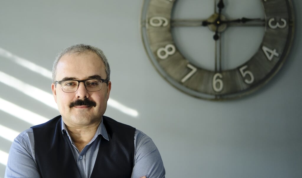 Enis Odaci: 'Thuis leerde ik dat je God niet moet lastigvallen met de vraag of vrouwen al dan niet een rok of hoofddoek moeten dragen.' (beeld Dick Vos)
