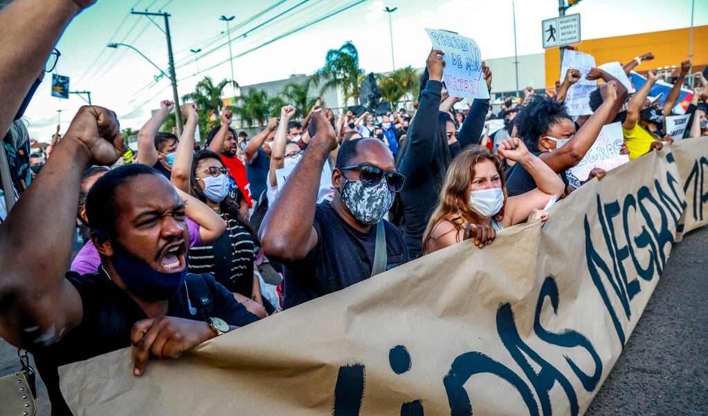 Brazilianen gaan massaal de straat op om te protesteren tegen racisme na de dood van Afro-Braziliaan João Alberto Silveira Freitas. (beeld afp / Silvio Avila)