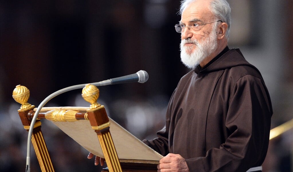 De kapucijnerpater Raniero Cantalamessa tijdens zijn preek op Goede Vrijdag van 2012 in de hoedanigheid van prediker van het Pauselijk Huis. (beeld Vincenzo Pinto / afp)