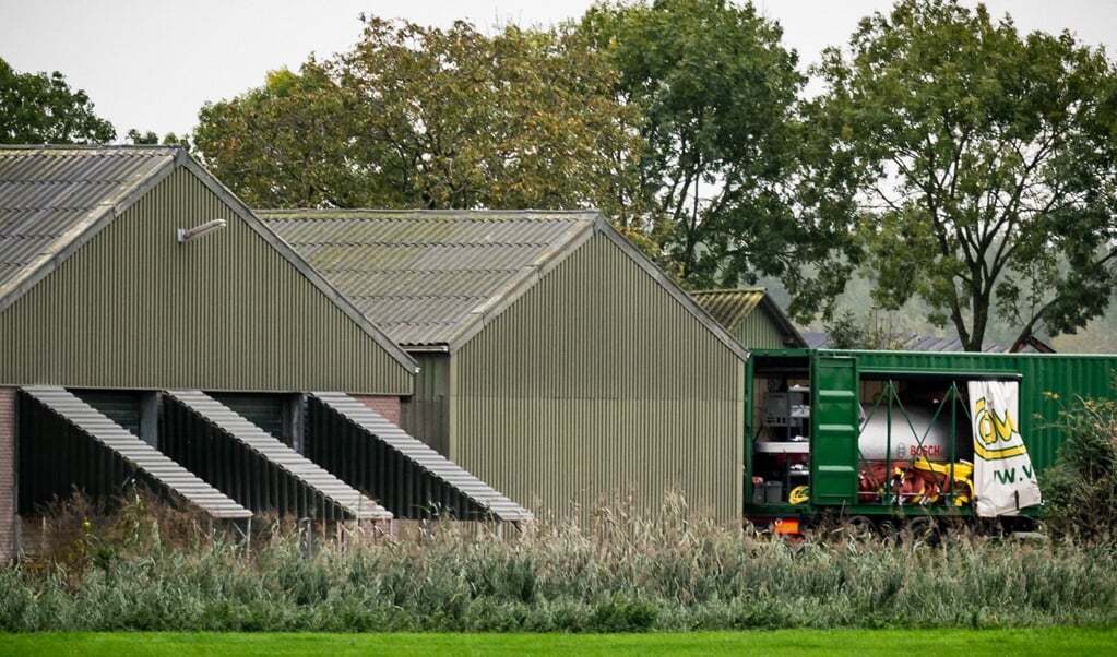 Een pluimveebedrijf in Altforst wordt geruimd nadat er een zeer besmettelijke variant van de vogelgriep is vastgesteld. (beeld anp / Rob Engelaar)
