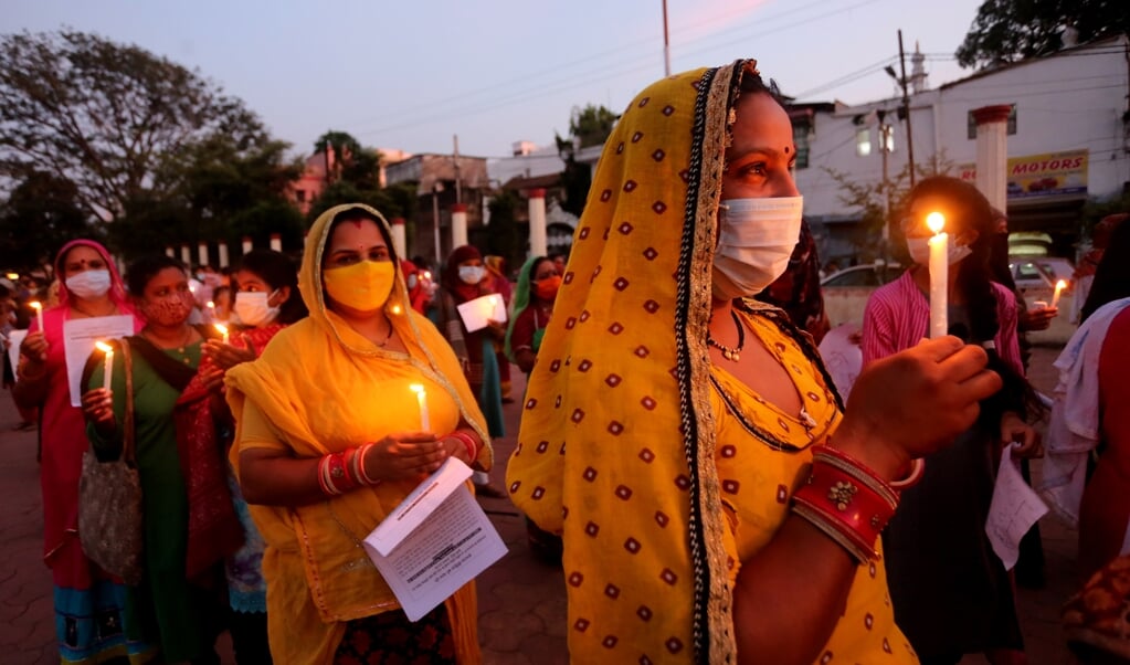 Vorige maand werden stille protesten georganiseerd tegen groepsverkrachting en marteling van dalit-vrouwen. (beeld epa / Sanjeev Gupta)