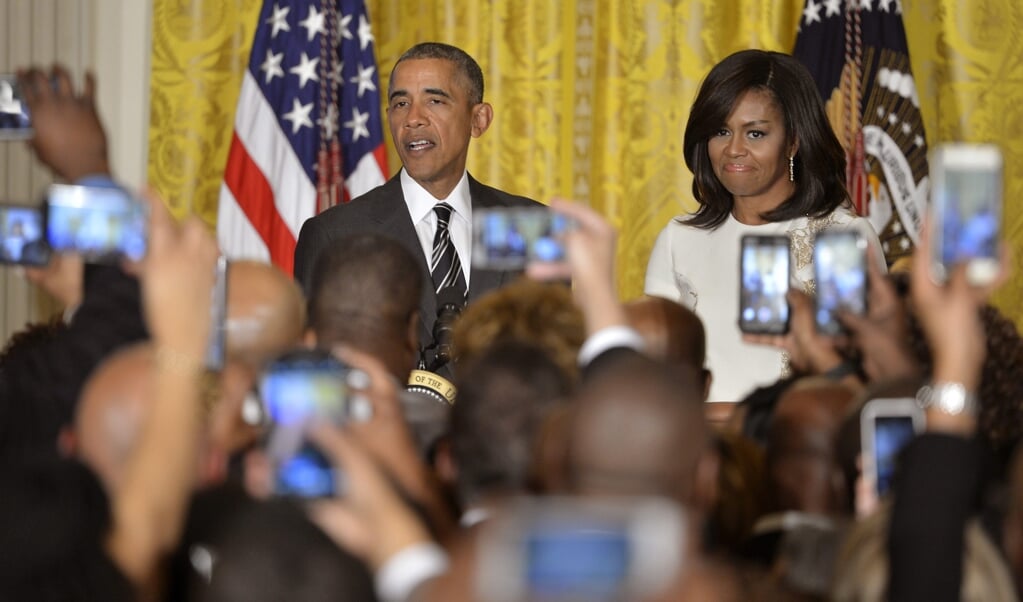 De laatste momenten voor zijn beëdiging in januari 2008 stond Obama voor de spiegel. Hij boog zijn hoofd, sloot de ogen en ging kort in gebed. (beeld epa / Mike Theiler)