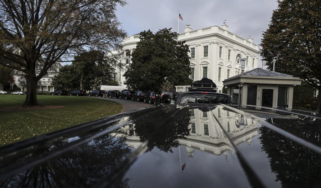 De autocolonne waarmee president Trump zich verplaatst, staat klaar voor het Witte Huis. (beeld epa/ Oliver Contreras / Pool)