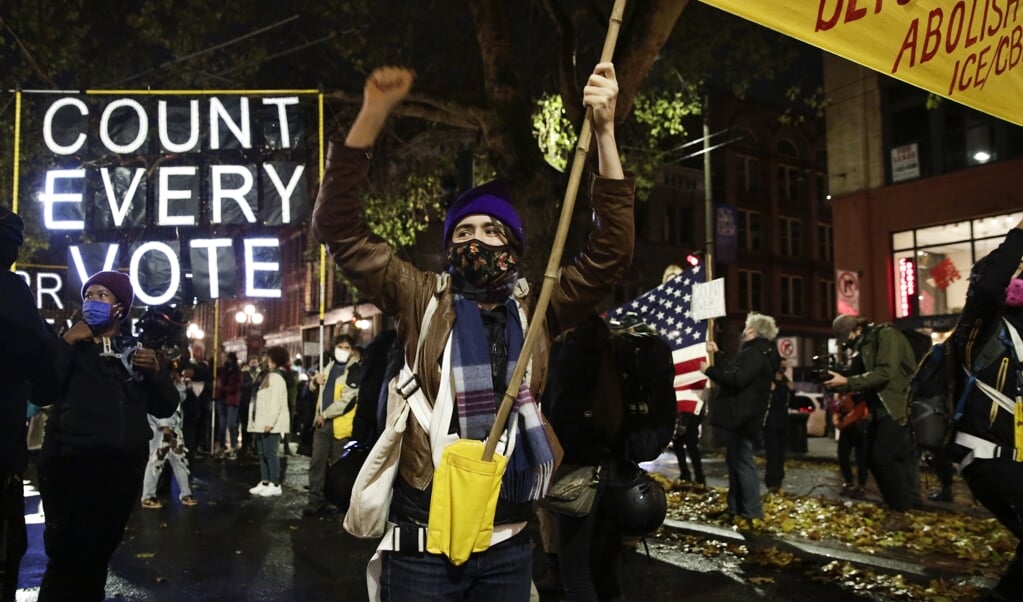 Een demonstratie van Biden-aanhangers tegen de oproep van Trump om het tellen van de stemmen te staken. (beeld afp / Jason Redmond)