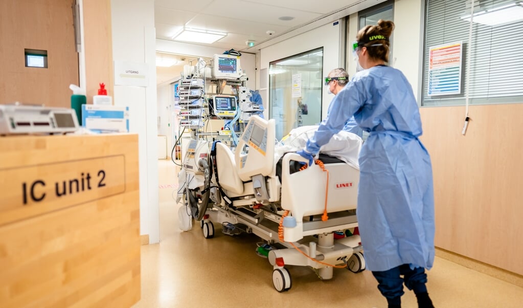 Medewerkers op de speciale Covid-IC afdeling in het Leids Universitair Medisch Centrum (LUMC). Door de coronacrisis hebben ziekenhuizen het heel druk. (beeld anp Bart Maat )