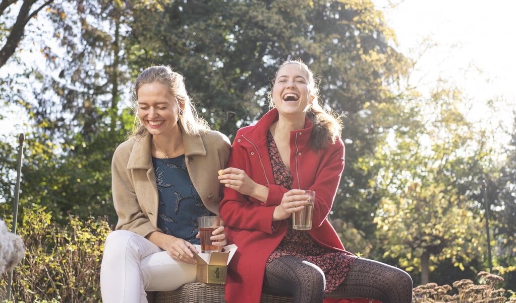 <p>Anne-Wytske (l.): ‘Ook al lopen we een ander pad, we helpen elkaar de ladder op door alles met elkaar te delen, want er kunnen ook lessen voor de ander tussen zitten.’</p> (beeld Niek Stam)