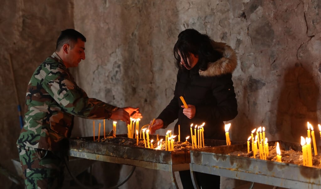 Etnische Armeniërs in het klooster van Dadivank in Azerbeidzjan, vlak voor hun vertrek uit de regio nadat in een recent akkoord de controle over hun woongebied is overgedragen aan de Azerbeidzjanen. (beeld Epa/hayk Baghdasaryan / Photolure Mandatory Credit)