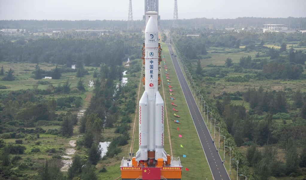 De Long March 5-raket, die maansonde Chang’e-5 moet lanceren, op weg naar het lanceerplatform van het Wenchang ruimtecentrum. (beeld afp)