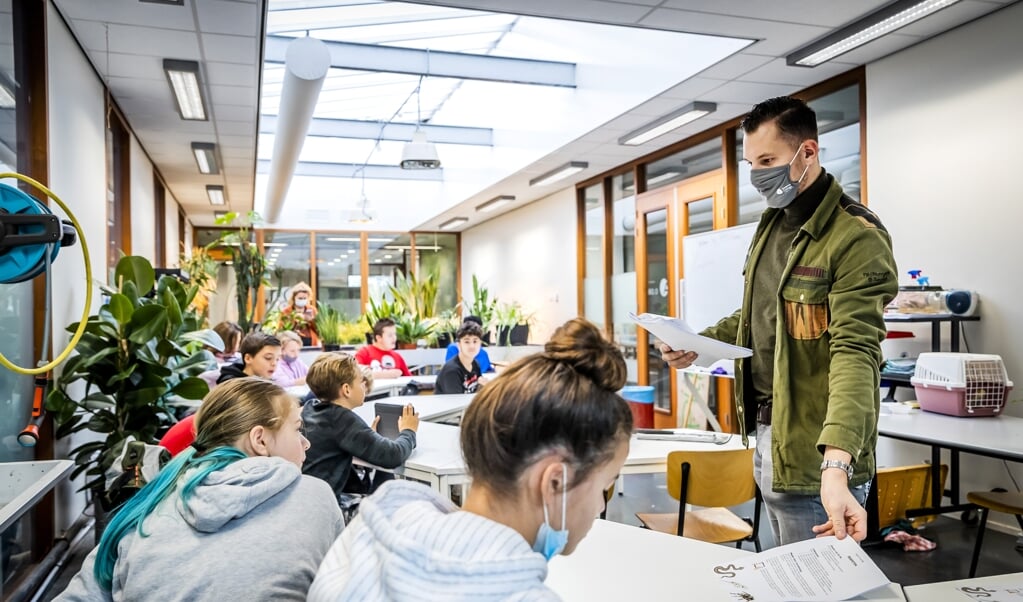 Op middelbare scholen leidt de coronacrisis tot leerachterstanden en overbelaste docenten. (beeld anp / Remko de Waal)