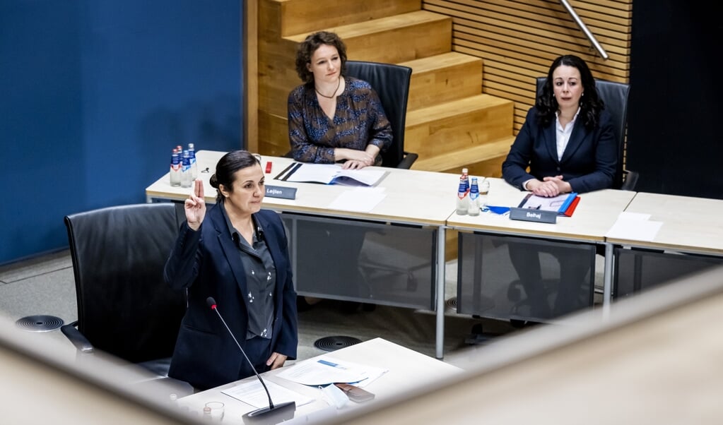 'Ik liep tegen een muur van ontkenning aan', vertelde advocaat Eva González Pérez (links). De parlementaire ondervragingscommissie sprak haar maandag over de toeslagenaffaire. (beeld anp / Remko de Waal)