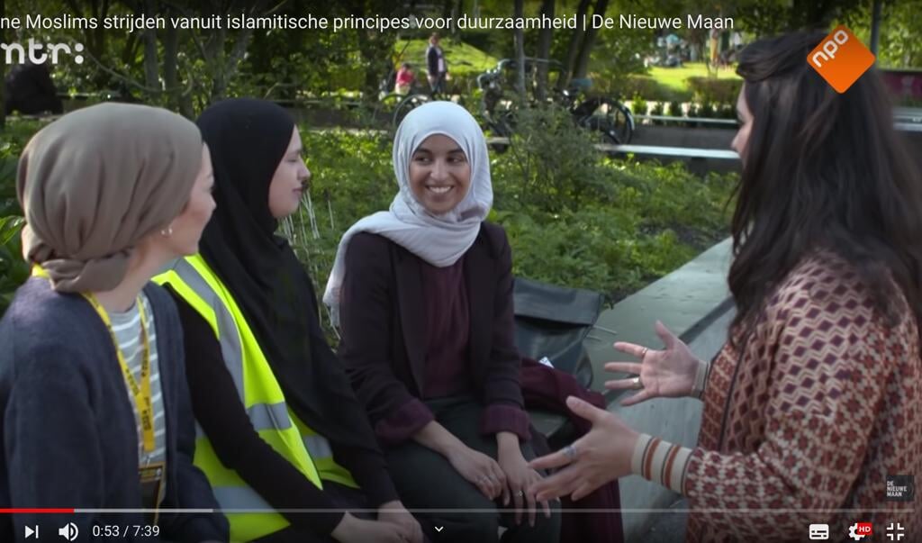 <p>De Groene Moslims deden in 2019 mee met de Nacht van de Vluchteling. Rechts voorzitter Kauthar Bouchallikht.</p> (beeld youtube)