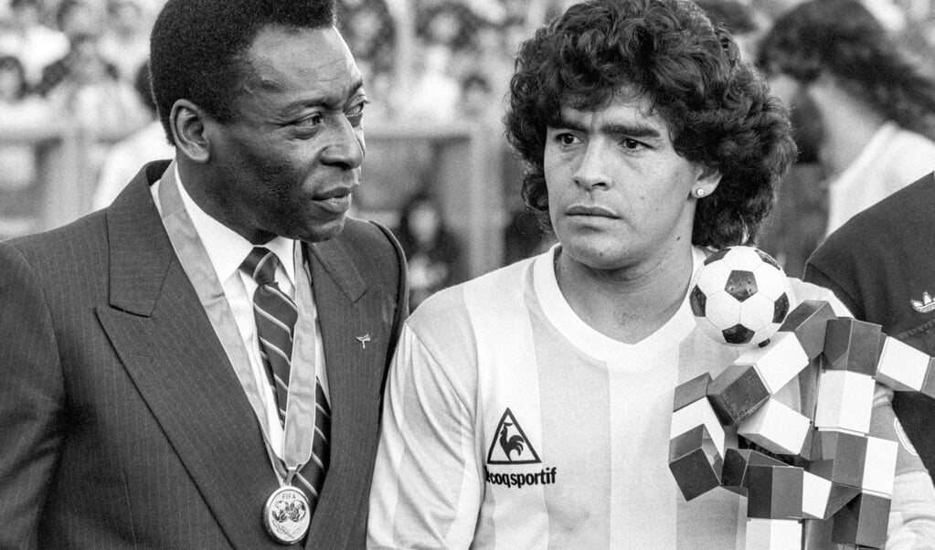De Braziliaanse voetballegende Pele en Maradona bij een match tussen Argentinië en Italië in de Zwitserse stad Zürich, 10 juni 1987. (beeld epa)