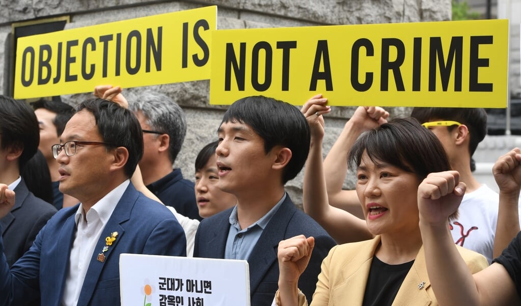 In 2018 was er in Zuid-Korea een demonstratie van activisten en mensen die de dienstplicht weigerden, om een stokje te steken voor het regeringsbeleid rondom de (militaire) dienstplicht. (beeld afp)