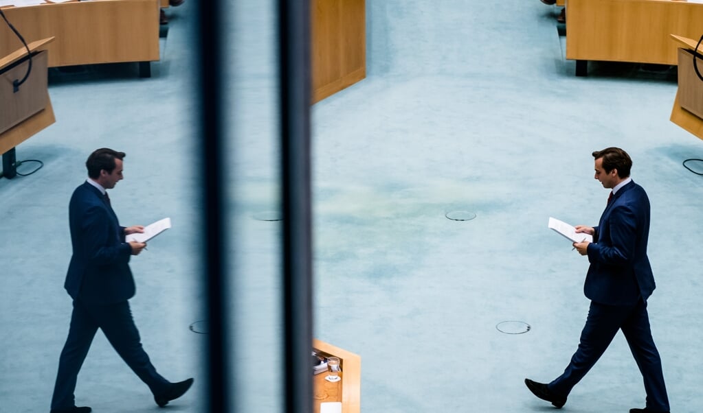 Thierry Baudet tijdens het plenair debat in de Tweede Kamer over de ontwikkelingen rond de corona-uitbraak. (beeld anp / Bart Maat)