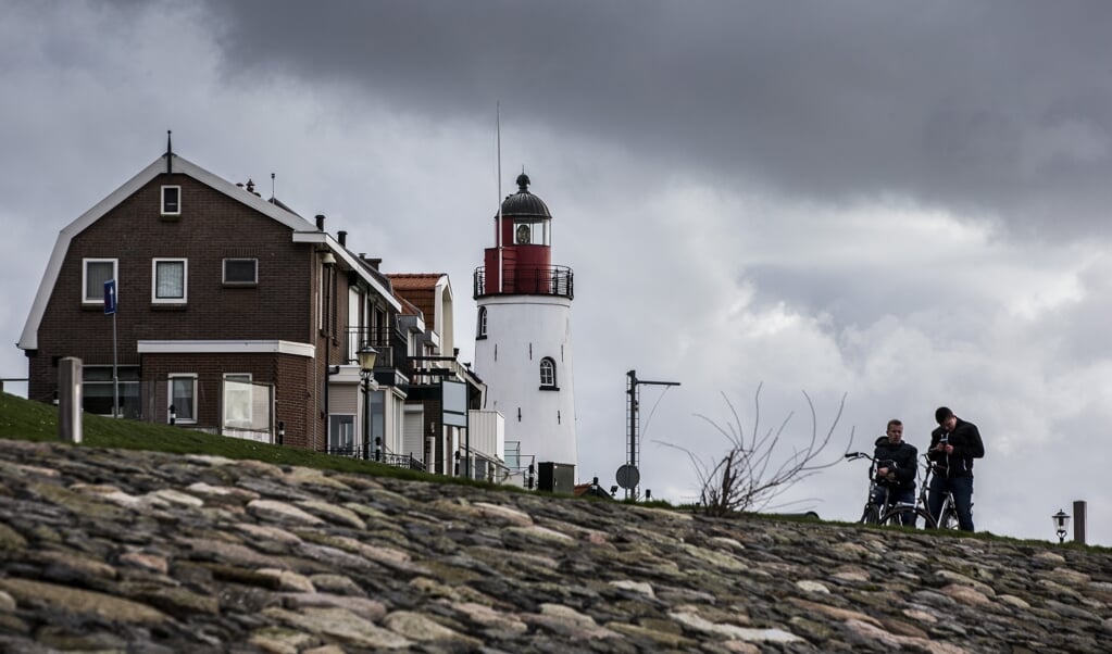 Urk is een coronabrandhaard: mensen blijven bij elkaar ...