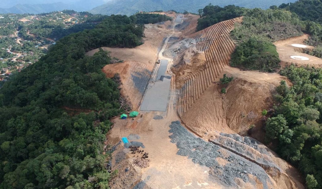 Luchtfoto van de landingsbaan in aanleg, in een afgelegen provincie van Myanmar. (beeld MAF International)