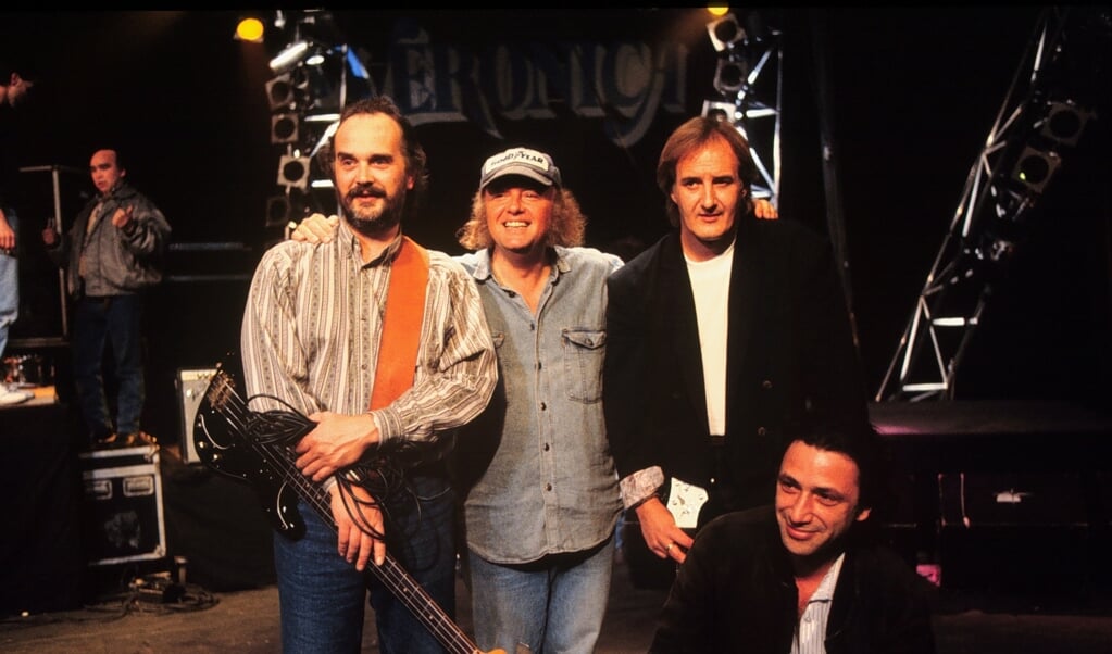 Archieffoto uit 1990, met van links naar rechts: Bert Ruiter, Thijs van Leer, Jan Akkerman en Pierre van der Linden. (beeld anp)