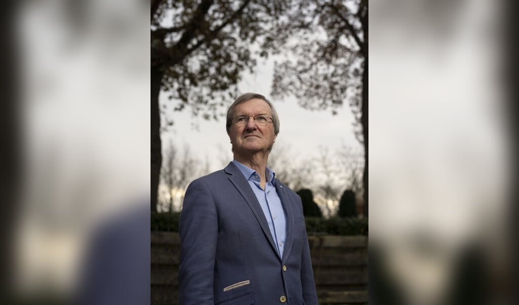 Bram van de Beek: 'Mijn vader, die boer was, zei weleens: het geloof groeit wel, maar dat gaat zoals bij de staart van een koe. Hoe langer de staart, hoe dichter bij de grond.' (beeld Niek Stam)