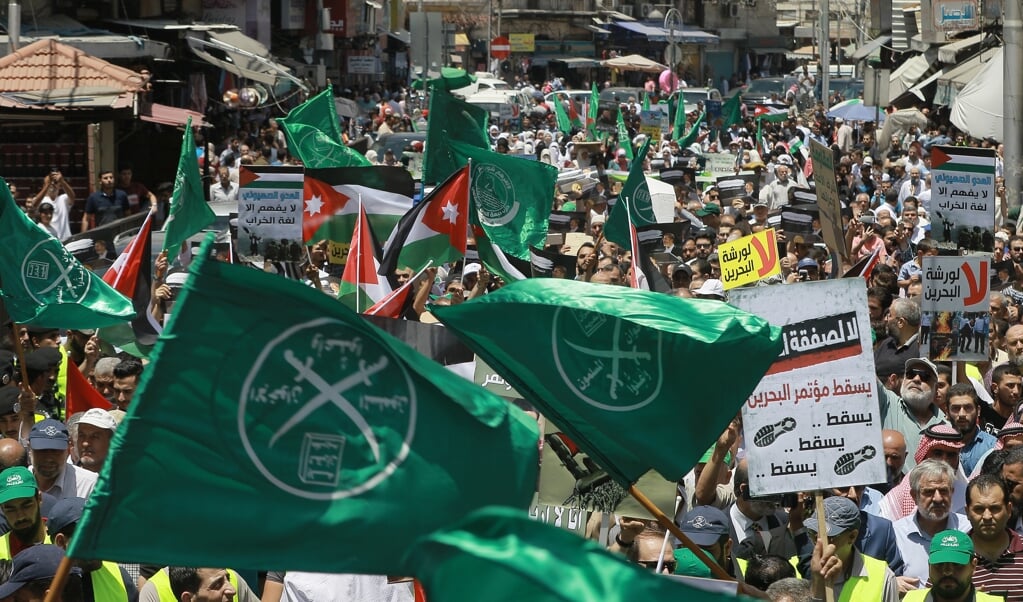 De groene vlaggen van de Moslimbroederschap in 2019 bij een demonstratie in de Jordaanse hoofdstad Amman. De broederschap heeft zich in de loop van de jaren sterk ontwikkeld in democratische richting. Al blijven er rode lijnen: mogelijkheden voor vrouwen, het recht openlijk de islam te verlaten en het beledigen van Mohammed. (beeld Khalil Mazraawi / afp)