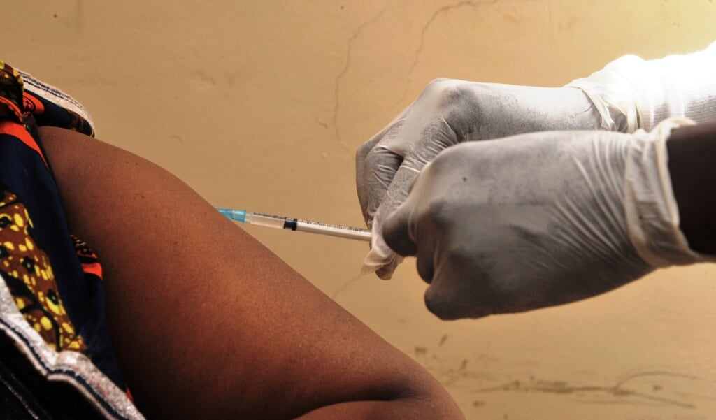 Een vrouw uit de hoofdstad van het Afrikaanse land Guinee krijgt een vaccin tegen ebola. (beeld afp / Cellou Binani)