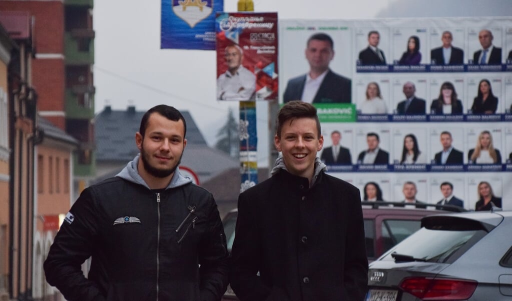 Studenten Haris Mujic en Hamed Suljic in het centrum van Srebrenica: ‘Zo’n kandidaat kun je toch niet serieus nemen?’ (beeld Marjolein Koster)