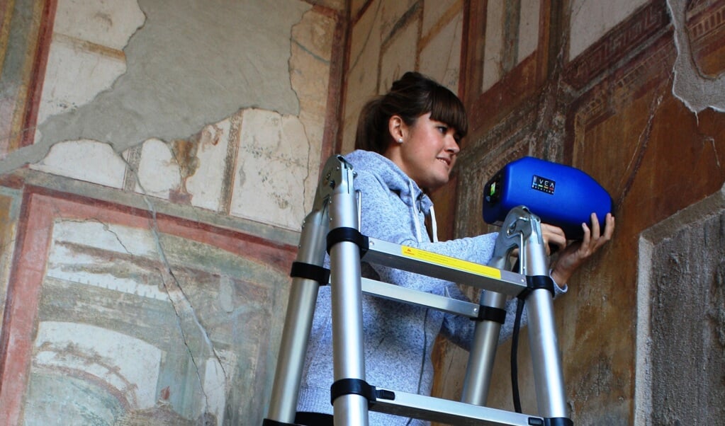 Baskische onderzoeker meet de chemische samenstelling van pigment in een muurschildering in Pompeï. (beeld Universiteit van Baskenland)