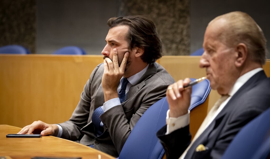 Thierry Baudet en Theo Hiddema, naast elkaar in de Tweede Kamer tijdens het wekelijkse vragenuur. Hiddema kondigde dinsdag zijn vertrek aan. (beeld anp / Koen van Weel)