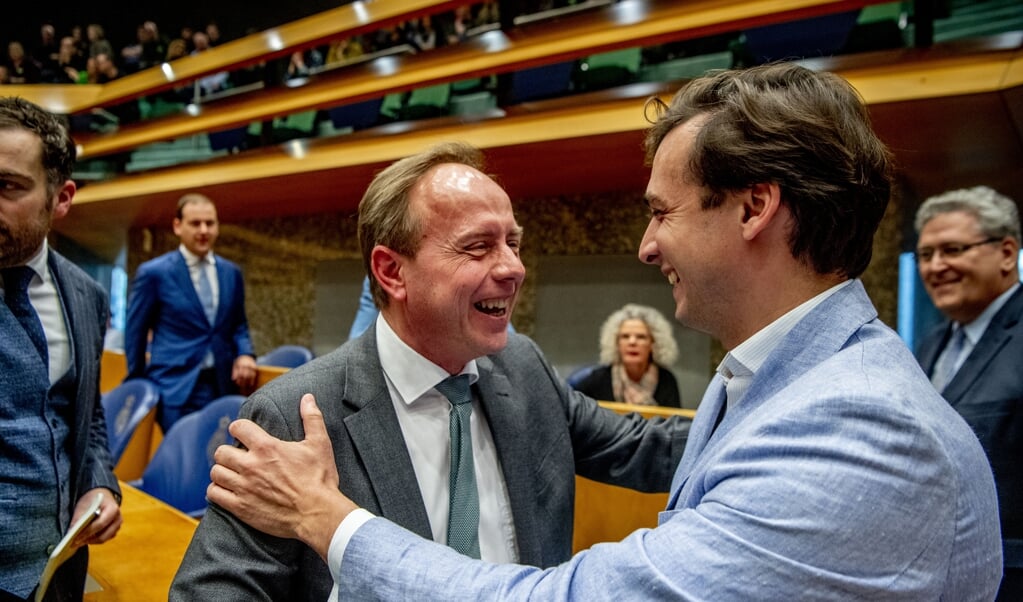 SGP-leider Kees van der Staaij feliciteert FvD-voorman Thierry Baudet met zijn winst tijdens de Provinciale Statenverkiezingen, maart 2019. (beeld anp / Robin Utrecht)