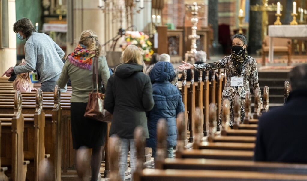 Naar de kerk toe gaan, gaan zitten en staan, naar voren lopen bij het avondmaal, brood eten en wijn drinken, zingen en collecteren - zo worden de geloofsinhouden ons eigen. (beeld anp / Jeroen Jumelet)