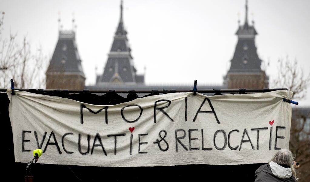 Een demonstratie in Amsterdamse voor een nieuw nationaal en Europees asiel- en migratiebeleid. (beeld anp / Koen van Weel)