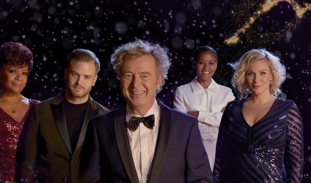 Vanavond verrast Bert van Leeuwen verschillende mensen. Marlijn Weerdenburg (rechts op de foto) zingt kerstliederen. (beeld eo)