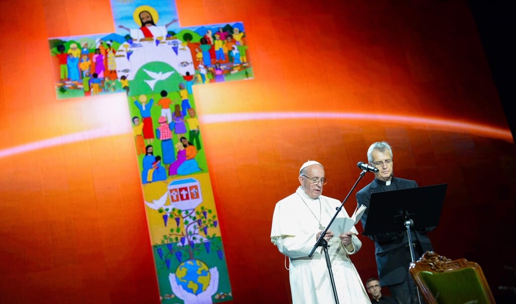 Paus Franciscus op 31 oktober 2016 (Hervormingsdag) tijdens een oecumenische bijeenkomst in Malmö (Zweden) ter gelegenheid van de opening van het herdenkingsjaar van 500 jaar Reformatie, samen met de secretaris-generaal van de Lutherse Wereldfederatie, Martin Junge. (beeld afp / Jonathan Nackstrand)