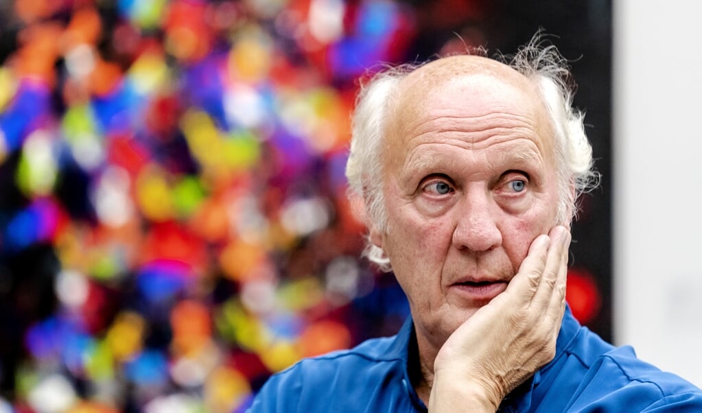 Herman van Veen bracht eerder dit jaar een eigen schilderij naar Singer Laren, dat werk van hem tentoonstelt. Het werk is ook te koop. Een deel van de opbrengst is voor het museum, dat een renovatie ondergaat. (beeld anp / Kippa Sander Koning)