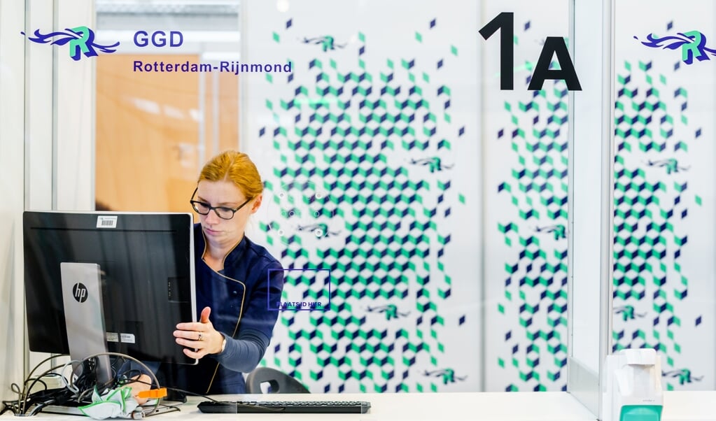 In Rotterdam werd de afgelopen maand een qua testcapaciteit extra grote coronateststraat opgeleverd, op initiatief van de GGD. Het heeft soms nogal wat voeten in de aarde om voor een prioriteitstest in aanmerking te komen. (beeld anp / Marco de Swart)