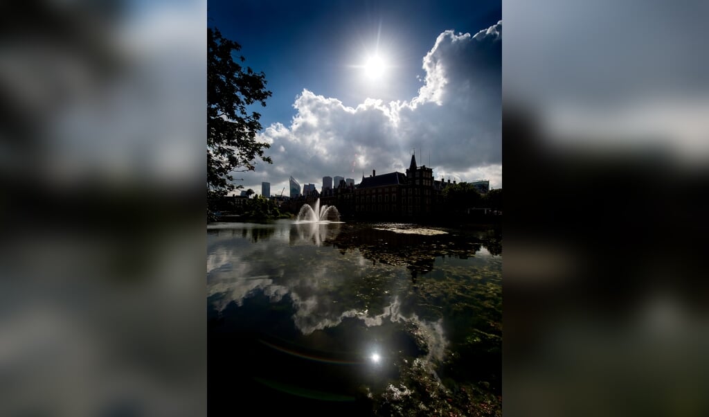 De vijver bij het Binnenhof en daarachter de torens van een aantal ministeries. (beeld anp / Koen van Weel)