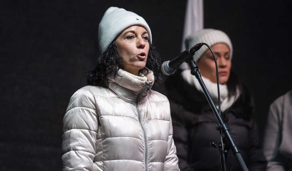 Tímea Szabó, leider van het centrumlinkse Dialoog voor Hongarije, steunt de oproep van economen aan premier Orbán om zijn verzet tegen de EU te staken. (beeld epa / Boglarka Bodnar)