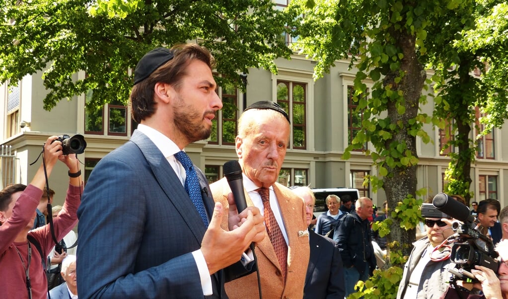 Thierry Baudet en Theo Hiddema zijn sprekers tijdens de demonstratie van het Centrum voor informatie en documentatie Israël (CIDI) tegen antisemitisme. Beiden dragen daarbij een keppeltje. (beeld Hollandse Hoogte / Berry Stokvis)