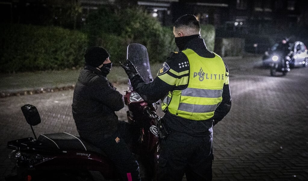 In de Arnhemse wijk Geitenkamp veroorzaken groepen jongeren overlast in de wijk met onder meer vuurwerk. ‘We moeten niet denken dat de veiligheid het meest gediend is bij het verbieden van dingen.' (beeld anp / Roland Heitink)