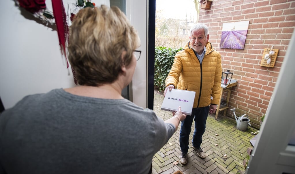 Wim Nouwens werkt mee aan de uitdeelactie van KBO Brabant. Ouderen en kwetsbaren krijgen een pakketje 'Ik denk aan jou'. (beeld beeld werkt / Jeroen van Eijndhoven)
