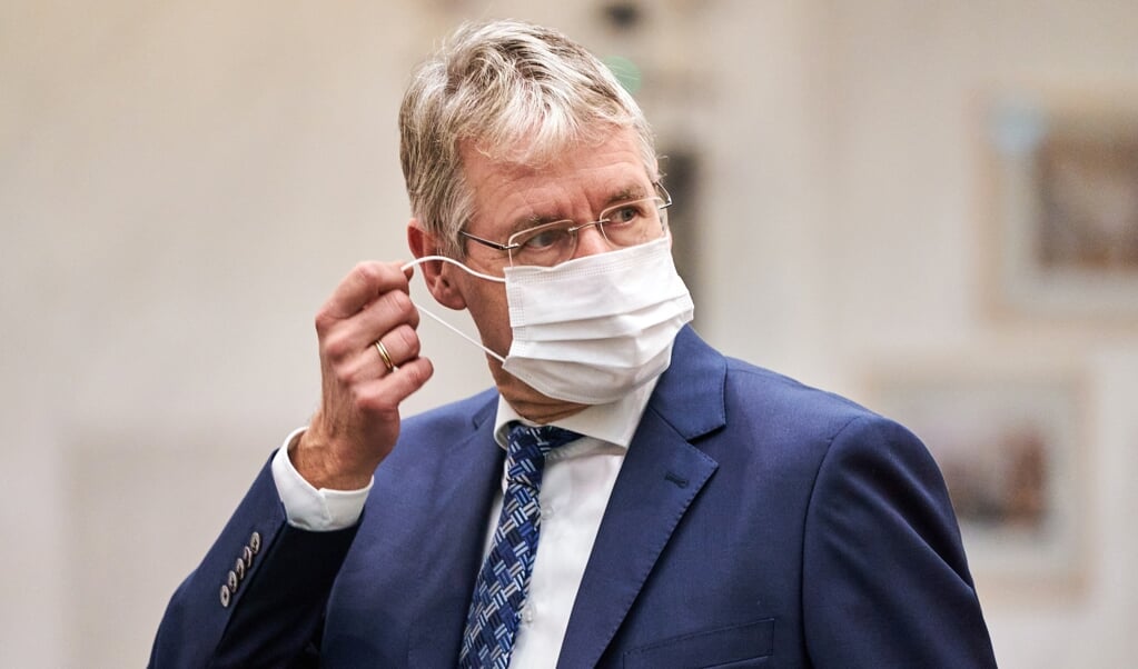 Minister Arie Slob: 'Scholen mogen vinden dat seksualiteit thuishoort binnen het huwelijk van man en vrouw, maar moeten er wel bij vertellen dat in Nederland ook twee mensen van hetzelfde geslacht met elkaar mogen trouwen.' (beeld anp / Phil Nijhuis)