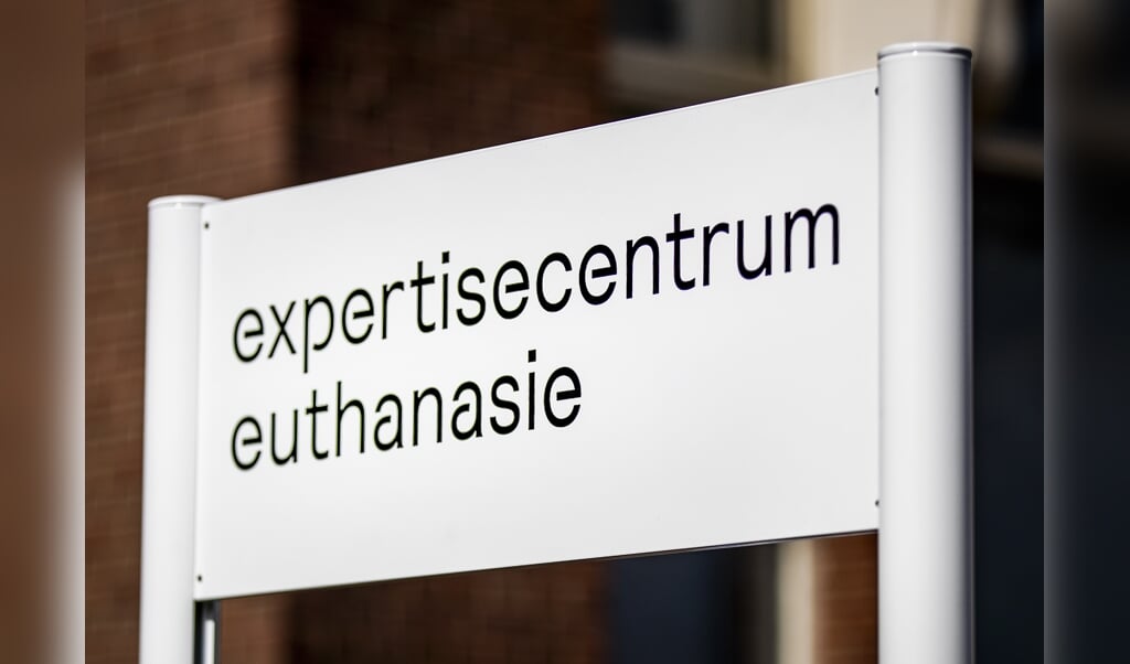 Exterieur van het Expertisecentrum Euthanasie, voorheen de Levenseindekliniek. In vergelijking met 2018 is het aantal euthanasieverzoeken bij het centrum met 15 procent toegenomen. (beeld anp / Remko de Waal)