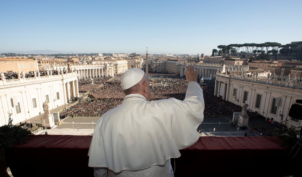 Op 25 december 2019 gaf paus Franciscus voor een vol Sint-Pietersplein de Urbi-et-Orbizegen. (beeld Vatican Media / afp)