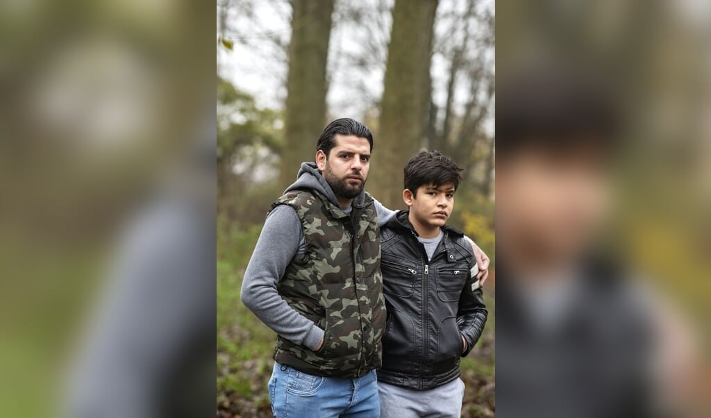 Mahmmad al-Ahmmad met zijn neefje. ‘Ik zie aan hem hoe goed het leven in Nederland kan zijn.’ (beeld Guus Dubbelman)