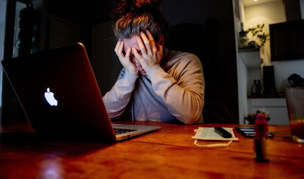 Uit onderzoek blijkt dat drie op de vier mensen met psychische klachten negatieve gevolgen ervaren door de coronamaatregelen. Zoals angst, oplopende spanning en stress, eenzaamheid, somberheid en depressie. (beeld hollandse hoogte / Robin Utrecht)