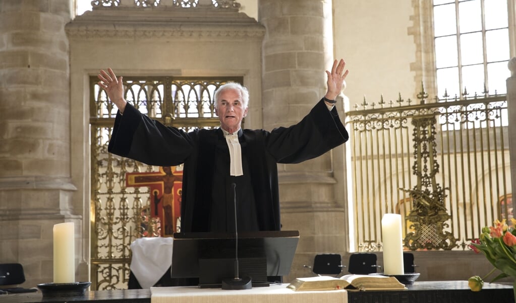 Predikant Bernard Van Verschuer tijdens de opnames van de paasmis in de Laurenskerk. (beeld anp / Arie Kievit)